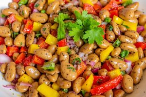 Пошаговый рецепт салата с фасолью, перцем и кинзой.