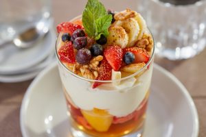 Как приготовить Десерт в стакане с йогуртом и фруктами: пошаговая инструкция.