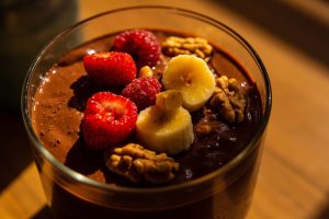 Пошаговый рецепт Шоколадного пудинга с орехами и фруктами.