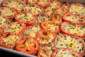 Говядина, запеченная с помидорами и сыром: пошаговый рецепт.