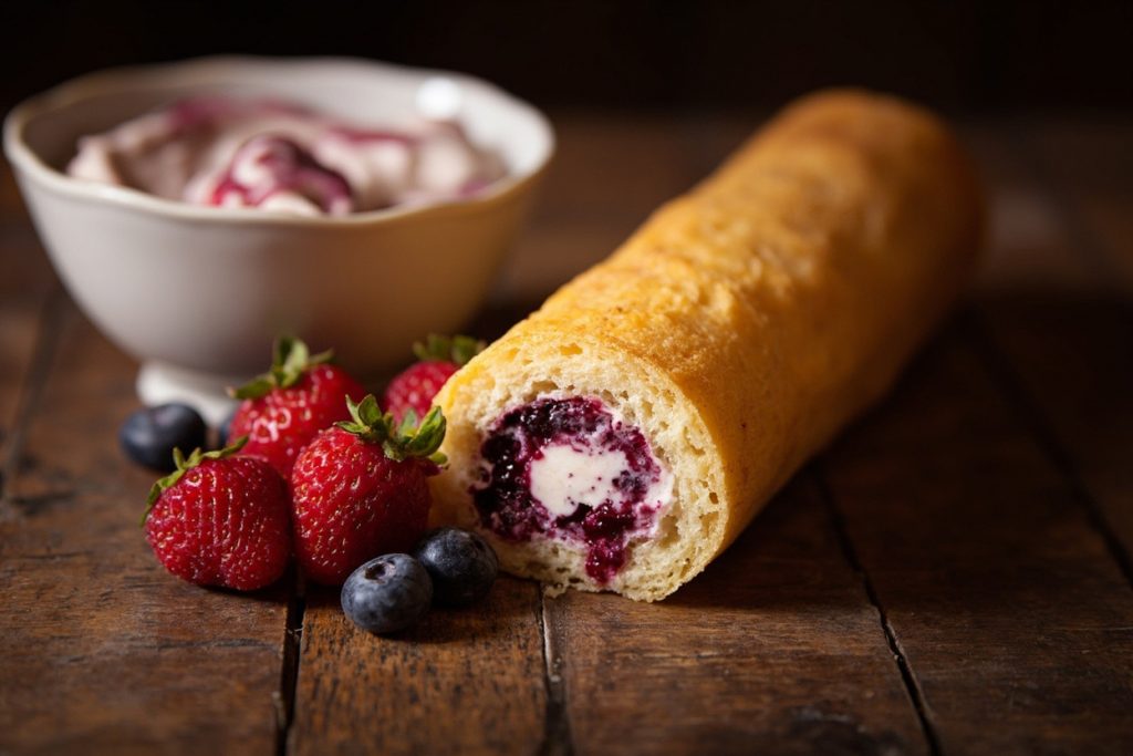 Как приготовить Бисквитный рулет с ягодным кремом: пошаговая инструкция.