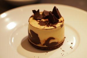 Пошаговый рецепт Сливочного десерта с кофе и шоколадом.