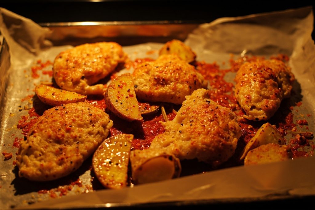 Куриные грудки с картофельными дольками и специями: пошаговый рецепт.