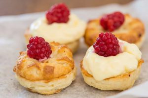 Пошаговый рецепт Пирожных с малиной и заварным кремом.