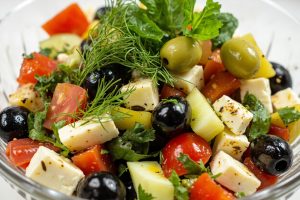 Пошаговый рецепт салата с оливками, сыром и зеленью.