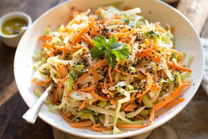 Пошаговый рецепт салата с капустой, морковью и кунжутом.