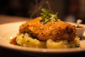 Котлеты из свинины с картофельным гарниром: пошаговый рецепт.