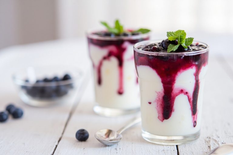 Пошаговый рецепт Десерта с черничным соусом и йогуртом.