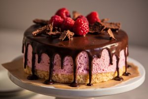 Как сделать Пирожное с малиновым муссом и шоколадной глазурью: пошаговая инструкция.