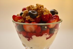 Пошаговый рецепт Ягодного парафе с гранолой.