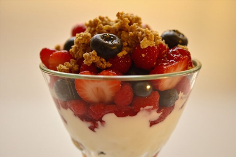 Пошаговый рецепт Ягодного парафе с гранолой.