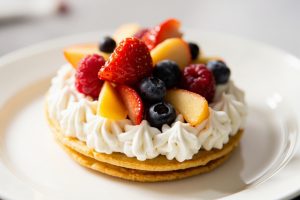 Как сделать Пирожные с кремом из рикотты и фруктами: пошаговая инструкция.