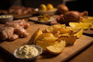 Курица в горчичном соусе с картофельными дольками: пошаговое руководство.