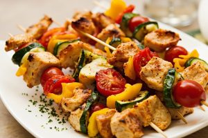 Куриные шашлыки с овощами на шпажках: пошаговый рецепт.