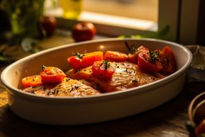 Рыба, запеченная с помидорами и оливковым маслом: пошаговый рецепт.