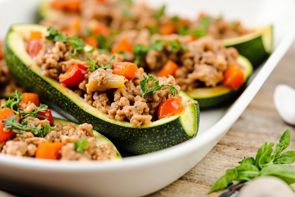 Фаршированные кабачки мясом и овощами: пошаговый рецепт.