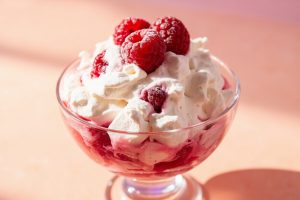 Пошаговый рецепт Зефирного десерта с малиной.