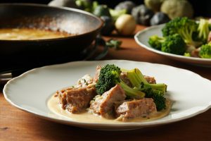 Телятина с брокколи и сливками: пошаговое руководство.