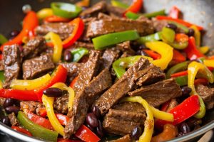 Говядина с перцем и фасолью: пошаговый рецепт.