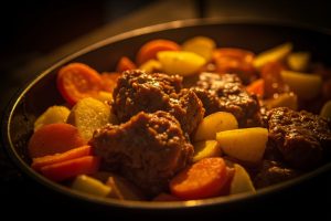 Говядина с морковью и картофелем в духовке: пошаговое руководство.