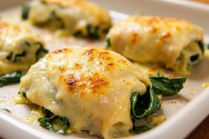 Куриные рулеты с шпинатом и сыром: пошаговый рецепт.