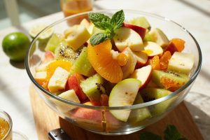 Пошаговый рецепт Фруктового салата с медом и лаймом.