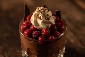 Пошаговый рецепт Шоколадного пудинга с малиной.