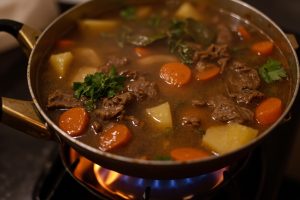 Тушеная говядина с картофелем и морковью: пошаговое руководство.