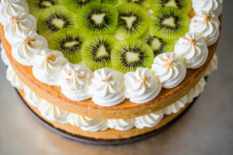 Как сделать Торт с киви и сливочным кремом: пошаговая инструкция.
