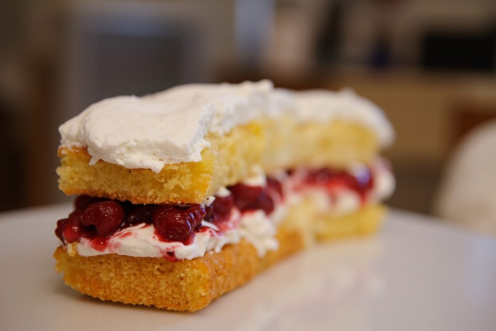 Как сделать Пирожные с малиновым джемом и кремом: пошаговая инструкция.