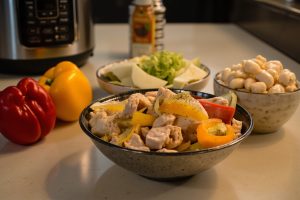 Курица с фасолью и сладким перцем в мультиварке: пошаговое руководство.