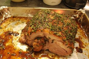 Запеченная свинина с чесноком и зеленью: пошаговый рецепт.