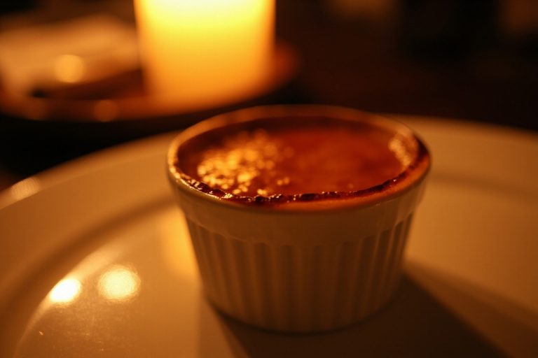 Как приготовить Крем-брюле с карамельной корочкой: пошаговая инструкция.
