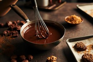 Как сделать Шоколадные трюфели с начинкой из орехов: пошаговая инструкция.