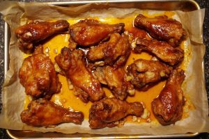 Запеченные куриные крылышки с медом и соевым соусом: пошаговый рецепт.