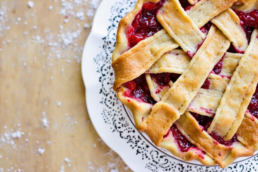 Пошаговый рецепт Сметанного пирога с ягодами.