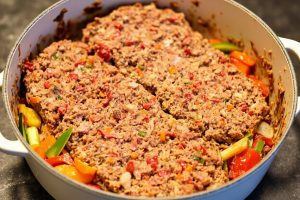 Мясной рулет с овощами: пошаговый рецепт.