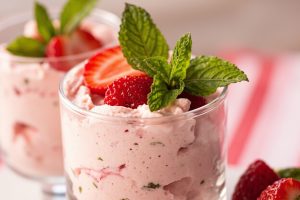 Пошаговый рецепт Клубничного мусса с мятой.