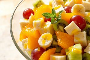 Пошаговый рецепт Фруктового салата с медом и лимонным соком.