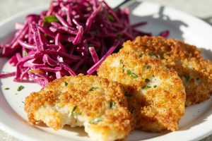 Рыбные котлеты с салатом из краснокочанной капусты