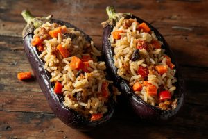 Фаршированные баклажаны с рисом и овощами