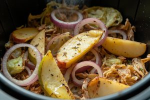 Капуста с яблоками и луком в аэрогриле