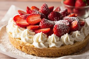 Пирог с клубникой и сливками: пошаговый рецепт и идеи для подачи