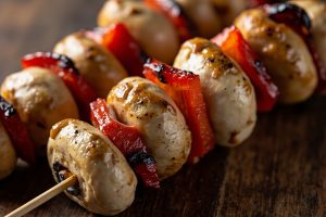 Грибные шашлыки с луком и перцем