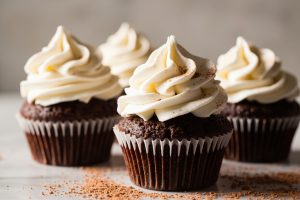 Кексы с какао и взбитыми сливками: пошаговый рецепт и советы по оформлению