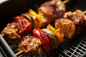 Куриные шашлыки с перцем и луком в аэрогриле
