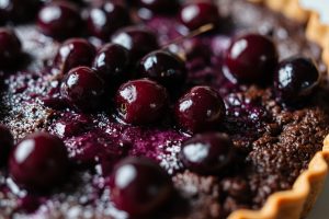 Пирог с черной смородиной и шоколадом: пошаговый рецепт и идеи для украшения